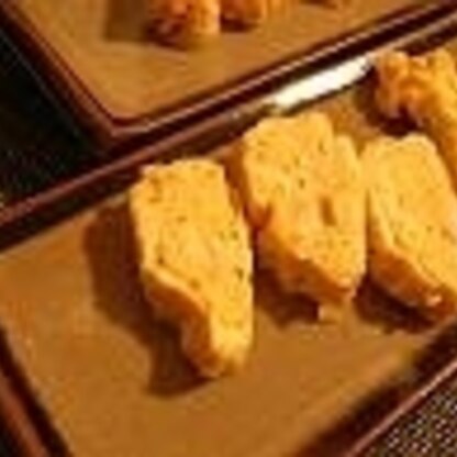 フライパンで焼いたので形が不恰好ですが、美味しい！！白だしがなくても手軽に美味しいたまご焼きができて感激。ご馳走様でした！